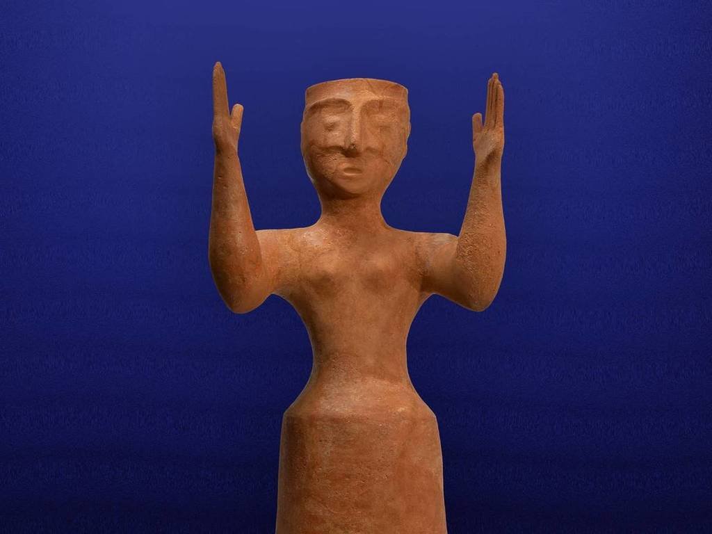 idol of a goddess with her arms raised which will be on display in the Rituals: Gifts for the Gods exhibition